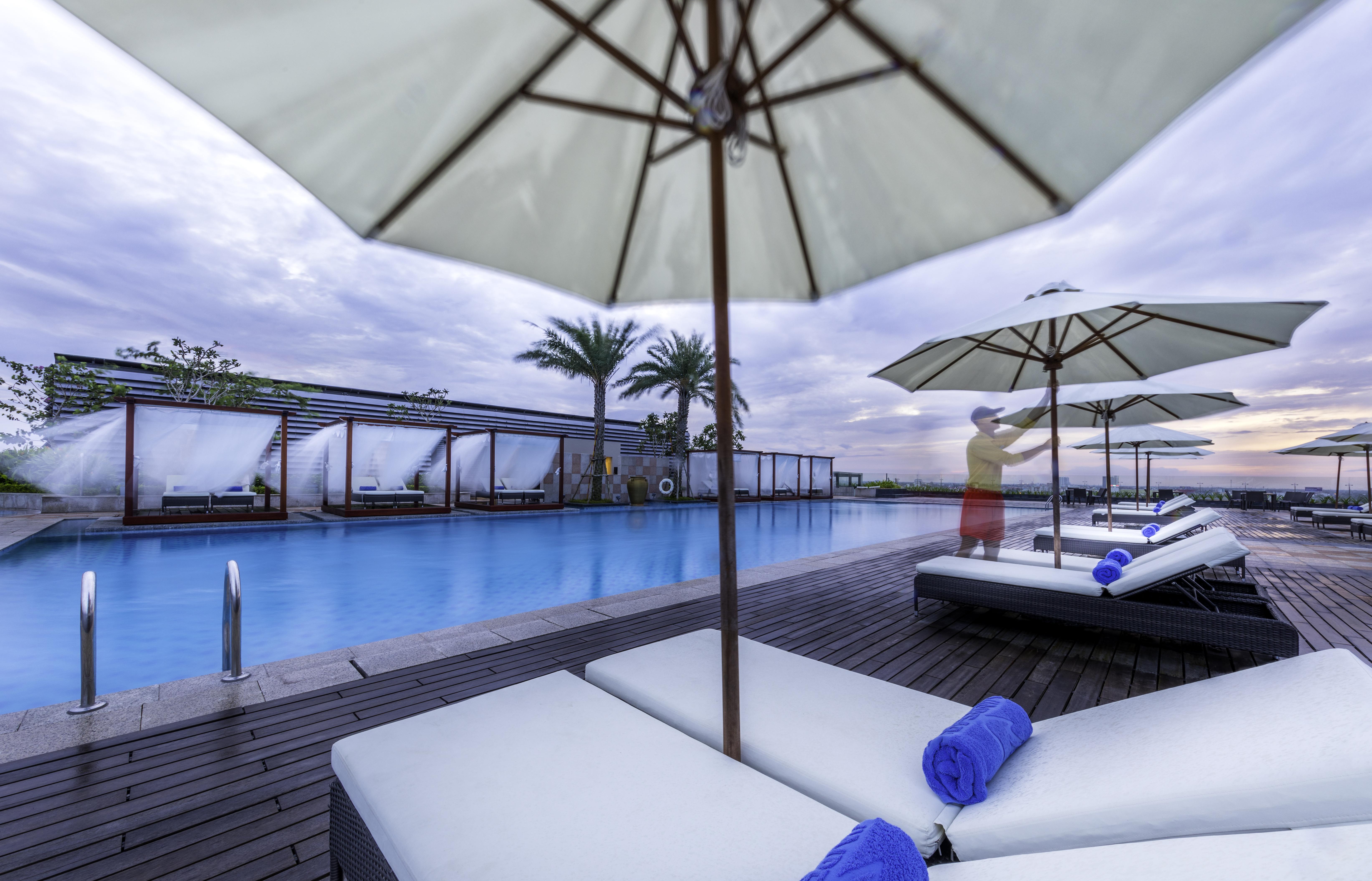 Sheraton Can Tho Bagian luar foto The swimming pool at the hotel