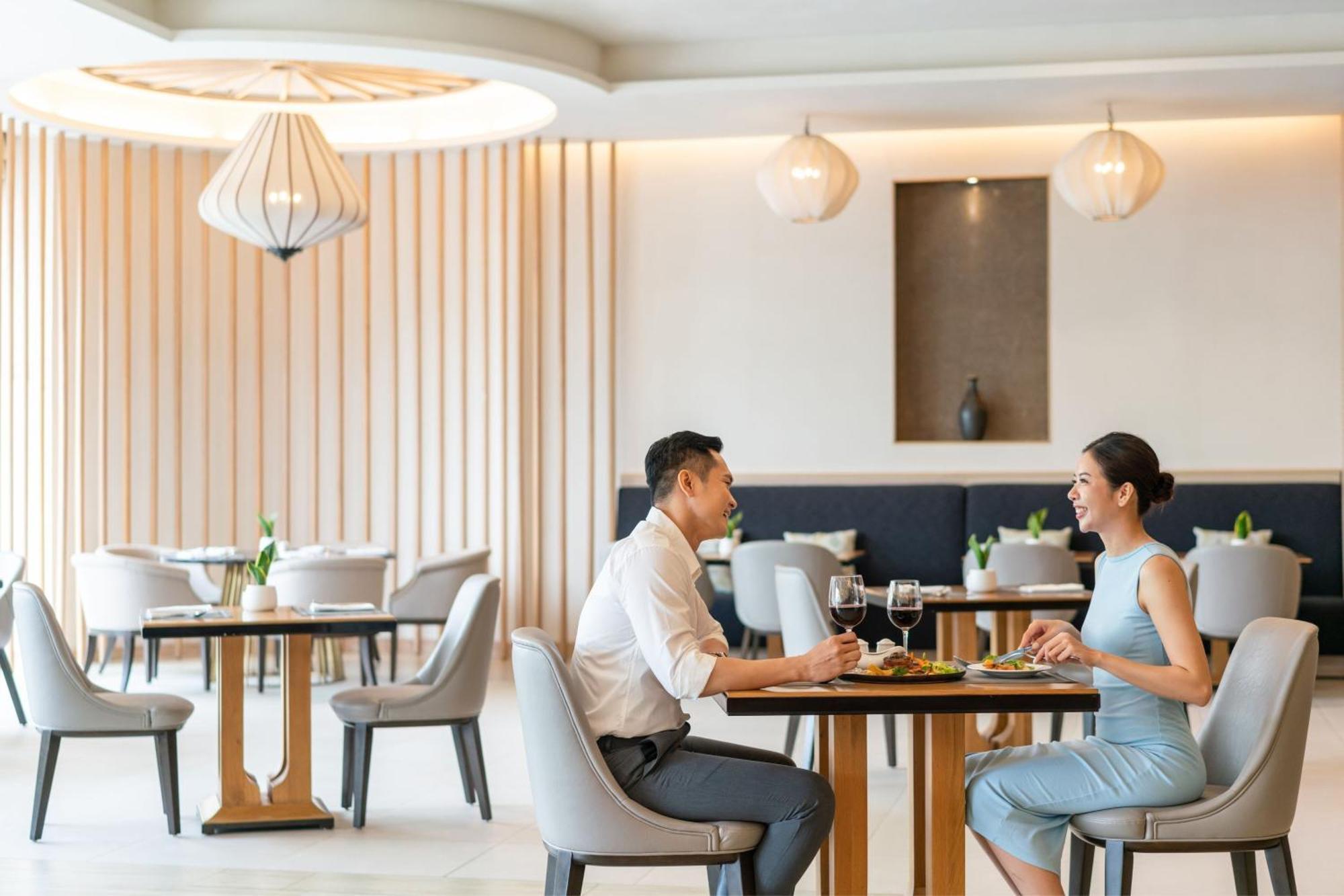 Sheraton Can Tho Bagian luar foto The Wing at Hong Kong International Airport