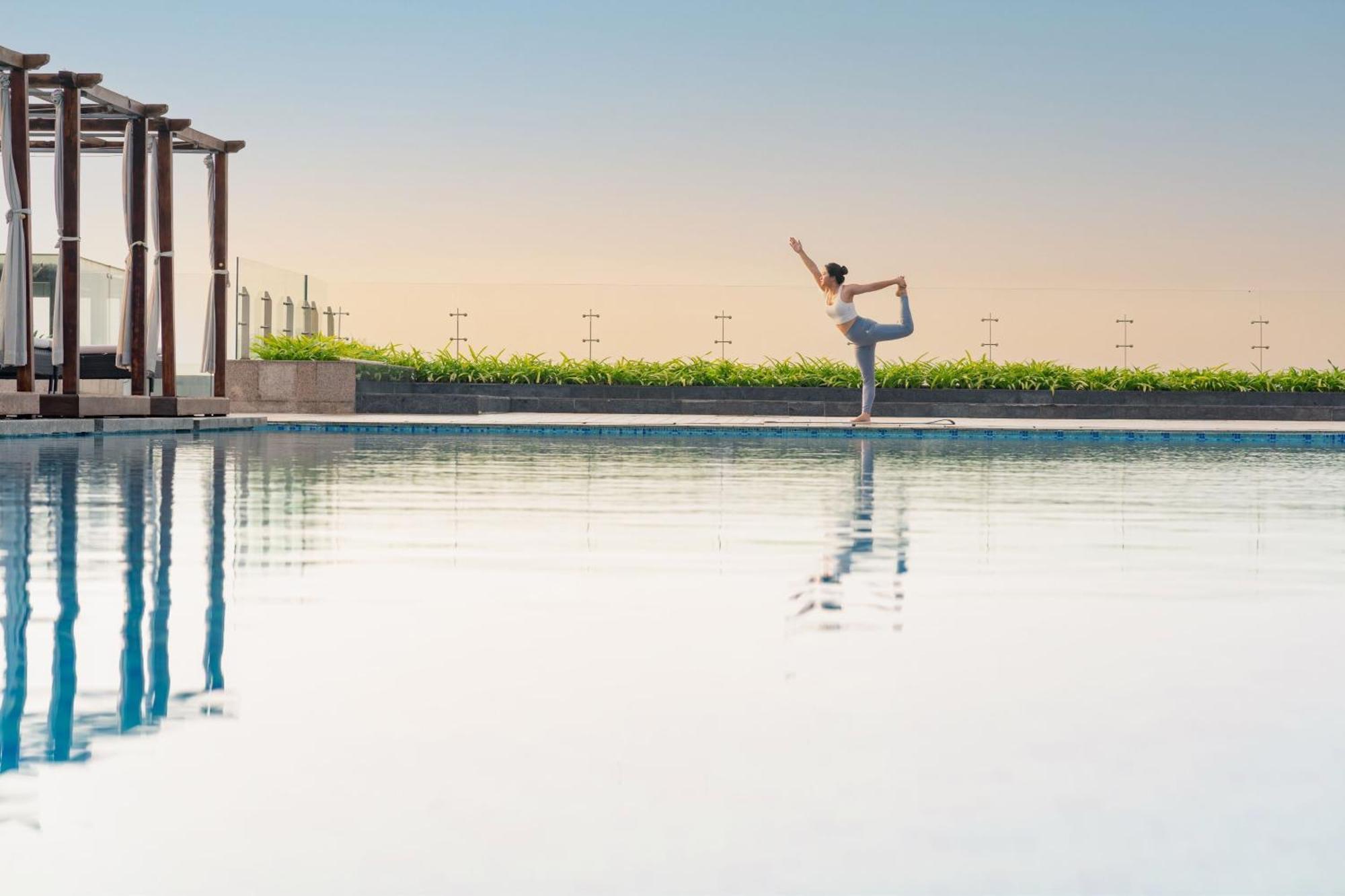 Sheraton Can Tho Bagian luar foto The swimming pool at the Ritz-Carlton, DIFC
