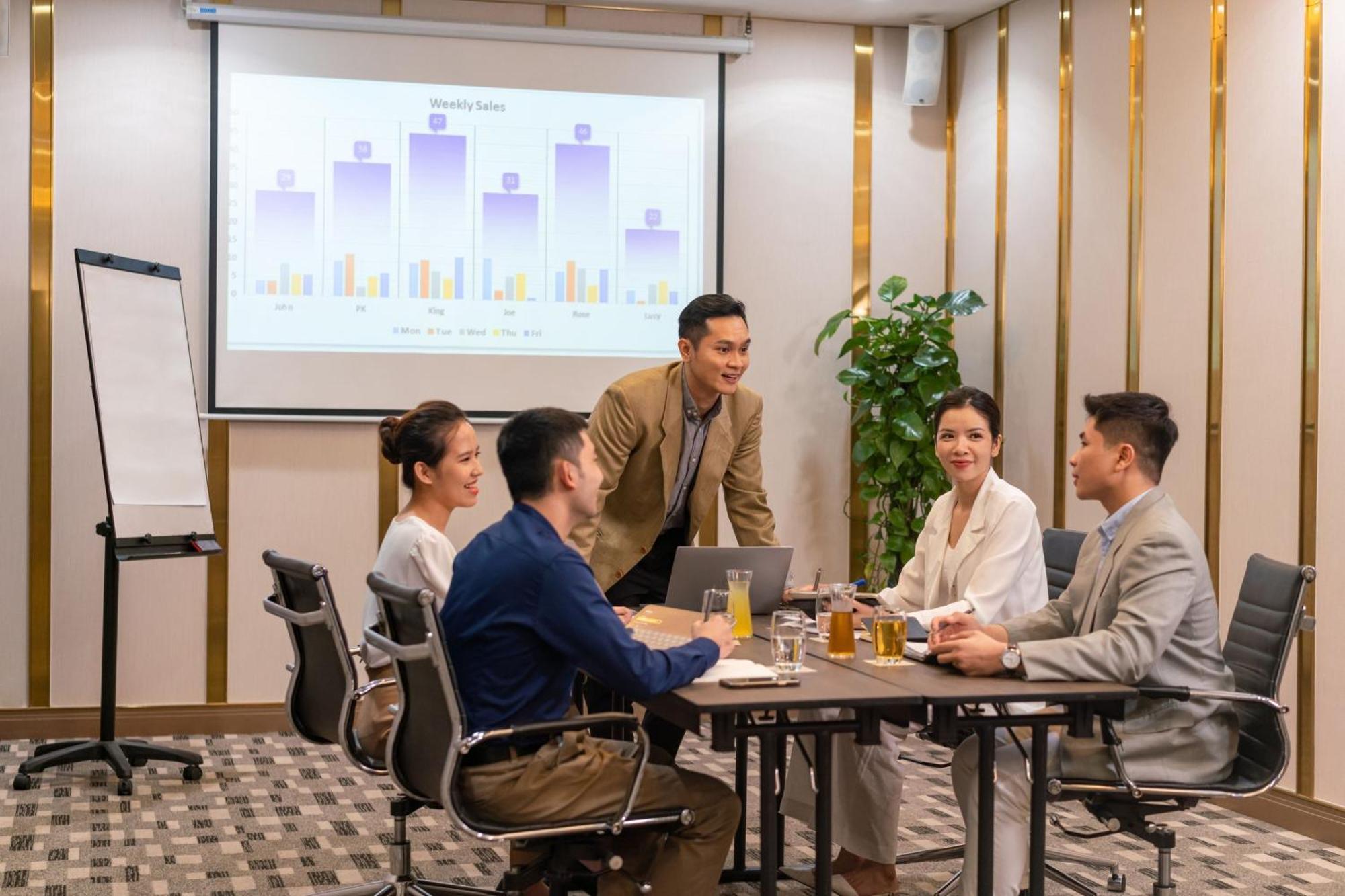 Sheraton Can Tho Bagian luar foto A meeting in progress
