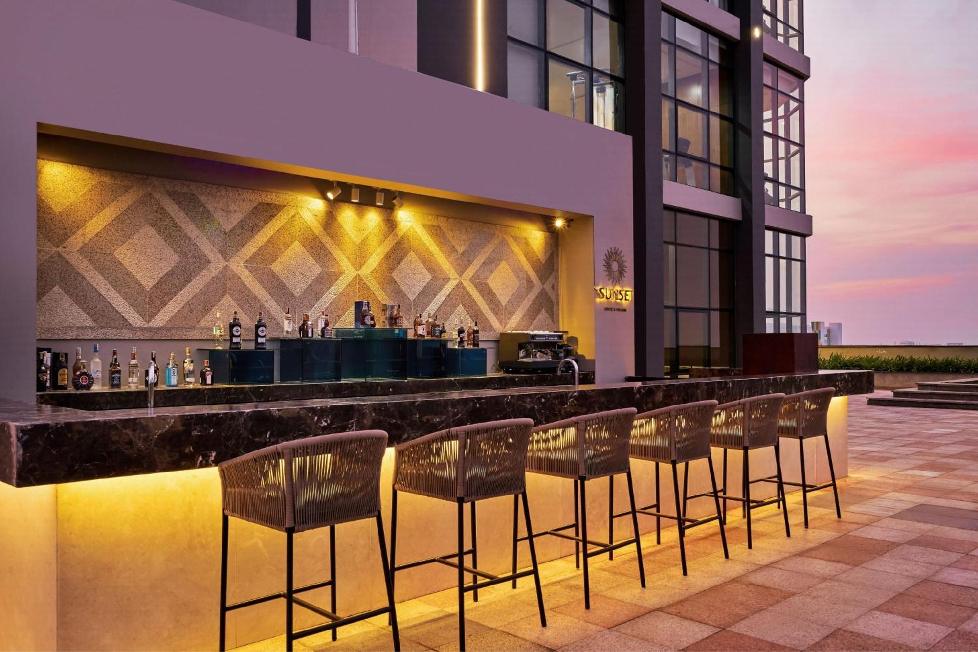 Sheraton Can Tho Bagian luar foto The Bar