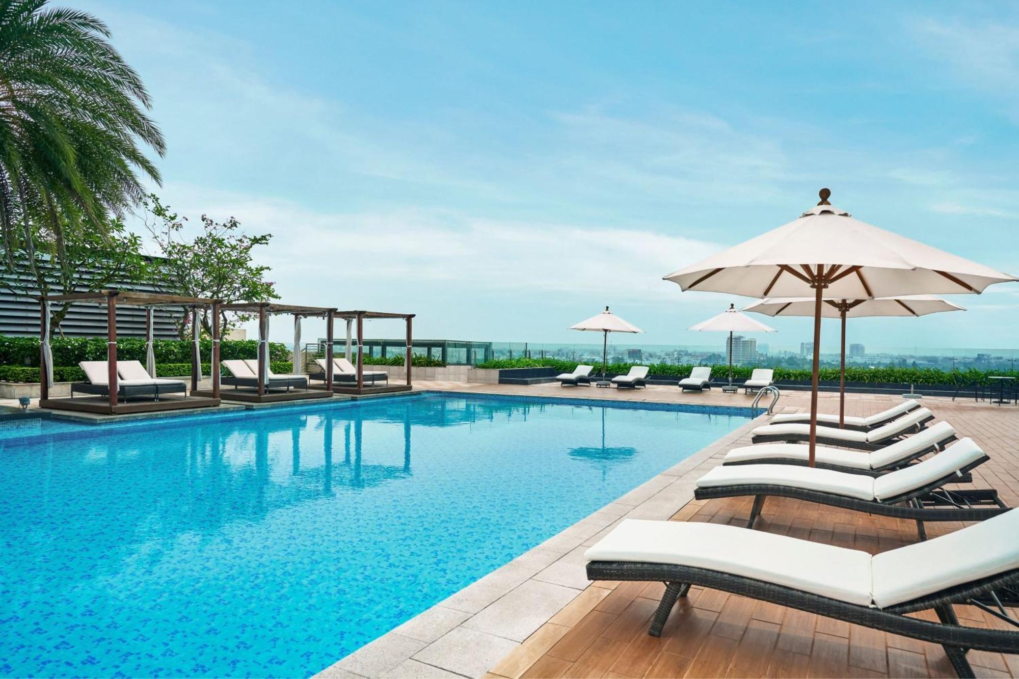 Sheraton Can Tho Bagian luar foto The pool at the Westin