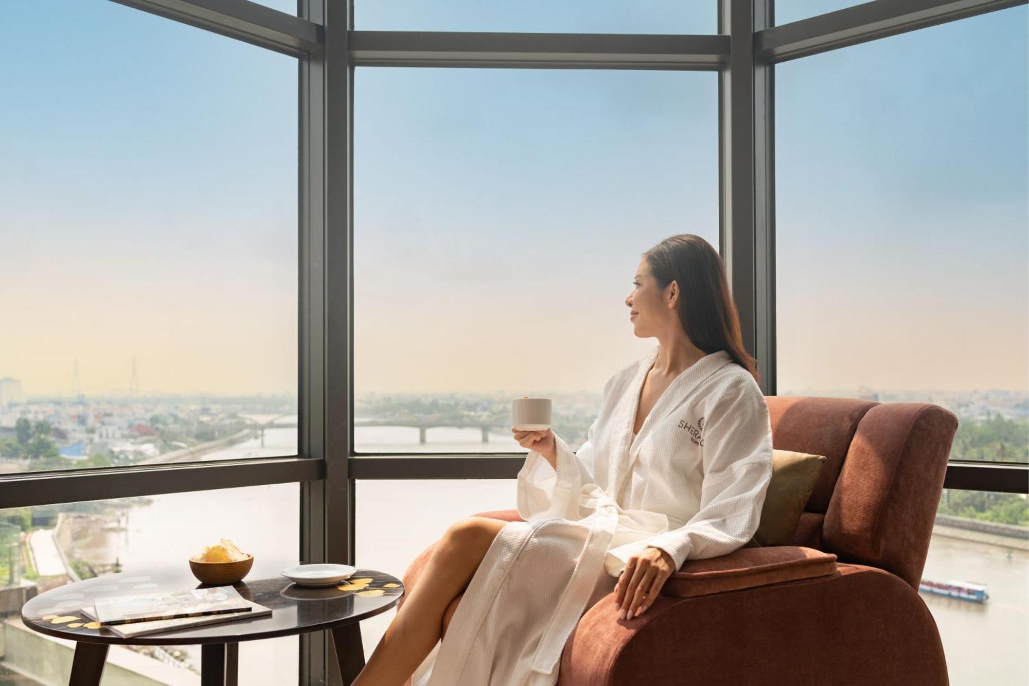 Sheraton Can Tho Bagian luar foto A woman wearing a bathrobe