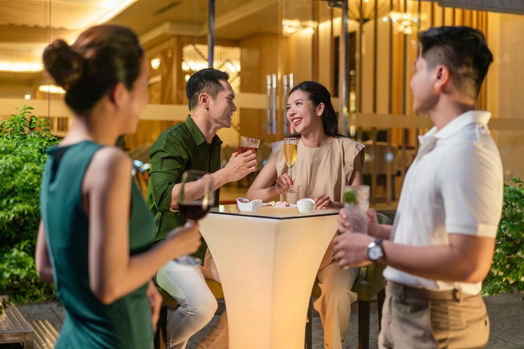 Sheraton Can Tho Bagian luar foto Residents at the clubhouse