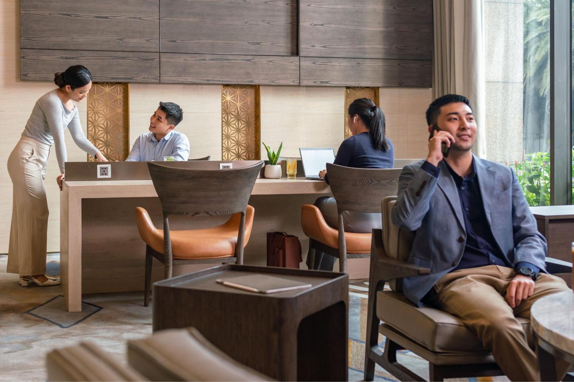 Sheraton Can Tho Bagian luar foto The Business Lounge at Tan Son Nhat International Airport