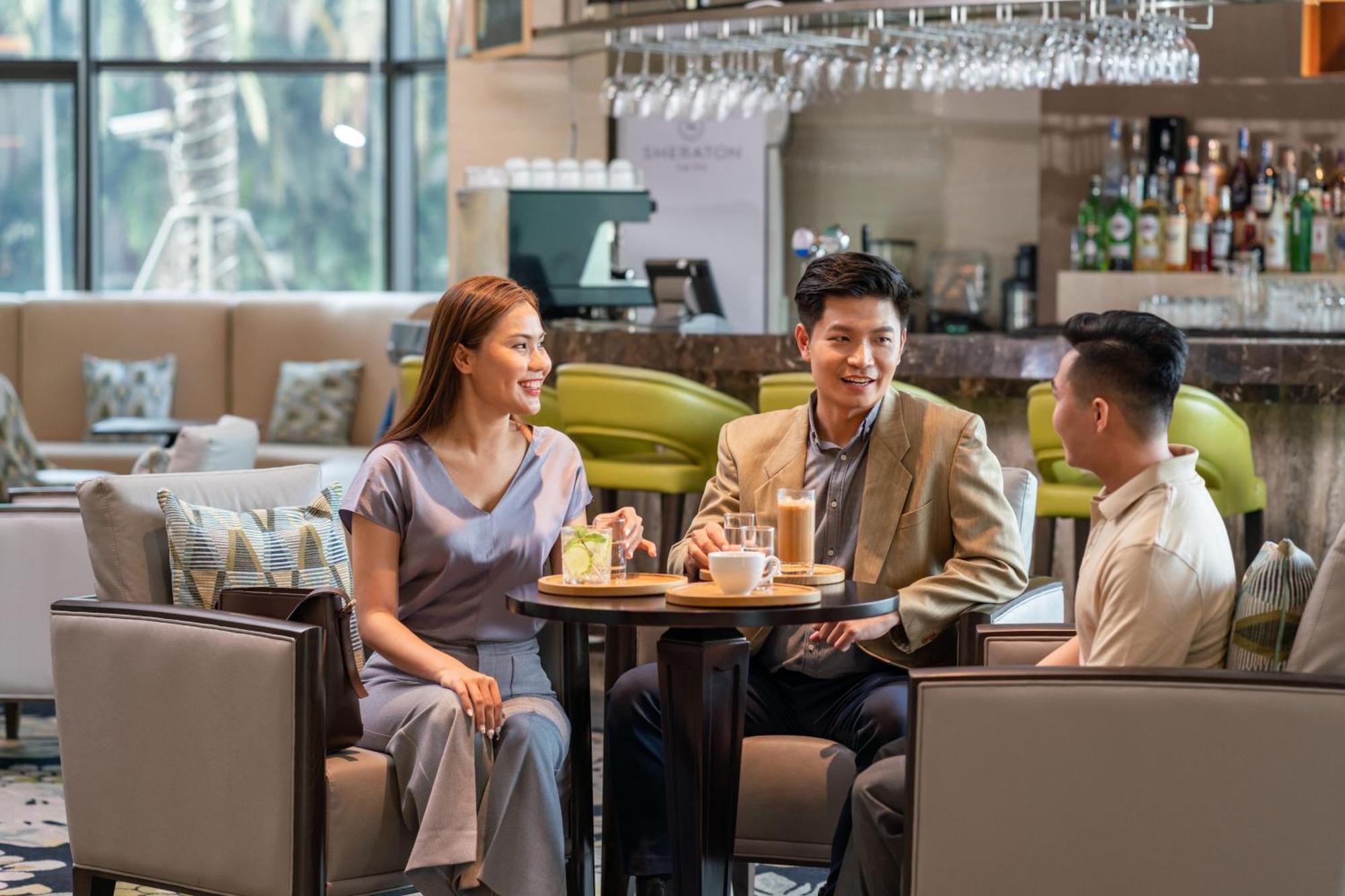 Sheraton Can Tho Bagian luar foto The Lounge at Hong Kong International Airport