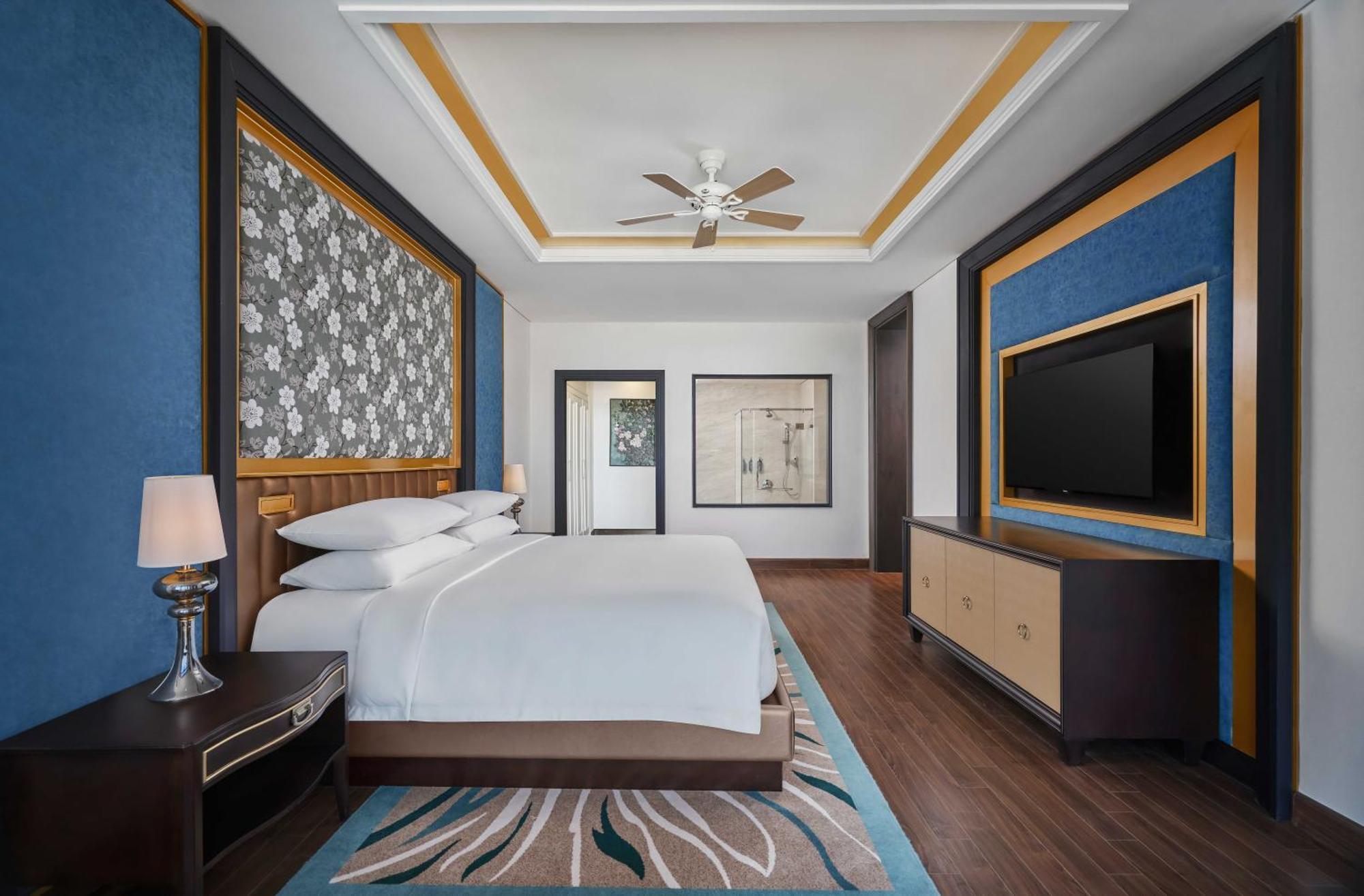 Sheraton Can Tho Bagian luar foto A bedroom at the hotel
