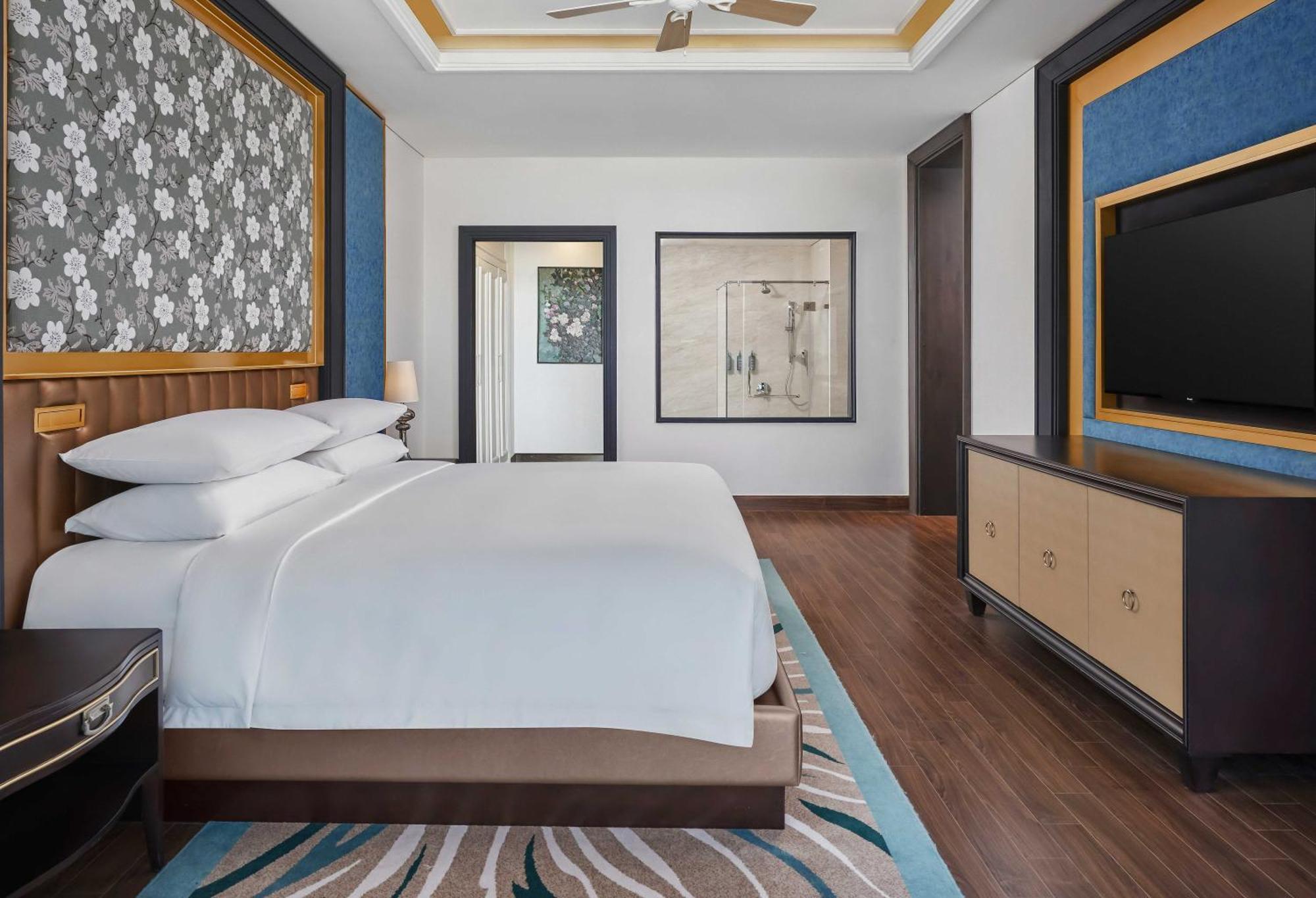 Sheraton Can Tho Bagian luar foto A bedroom at the hotel