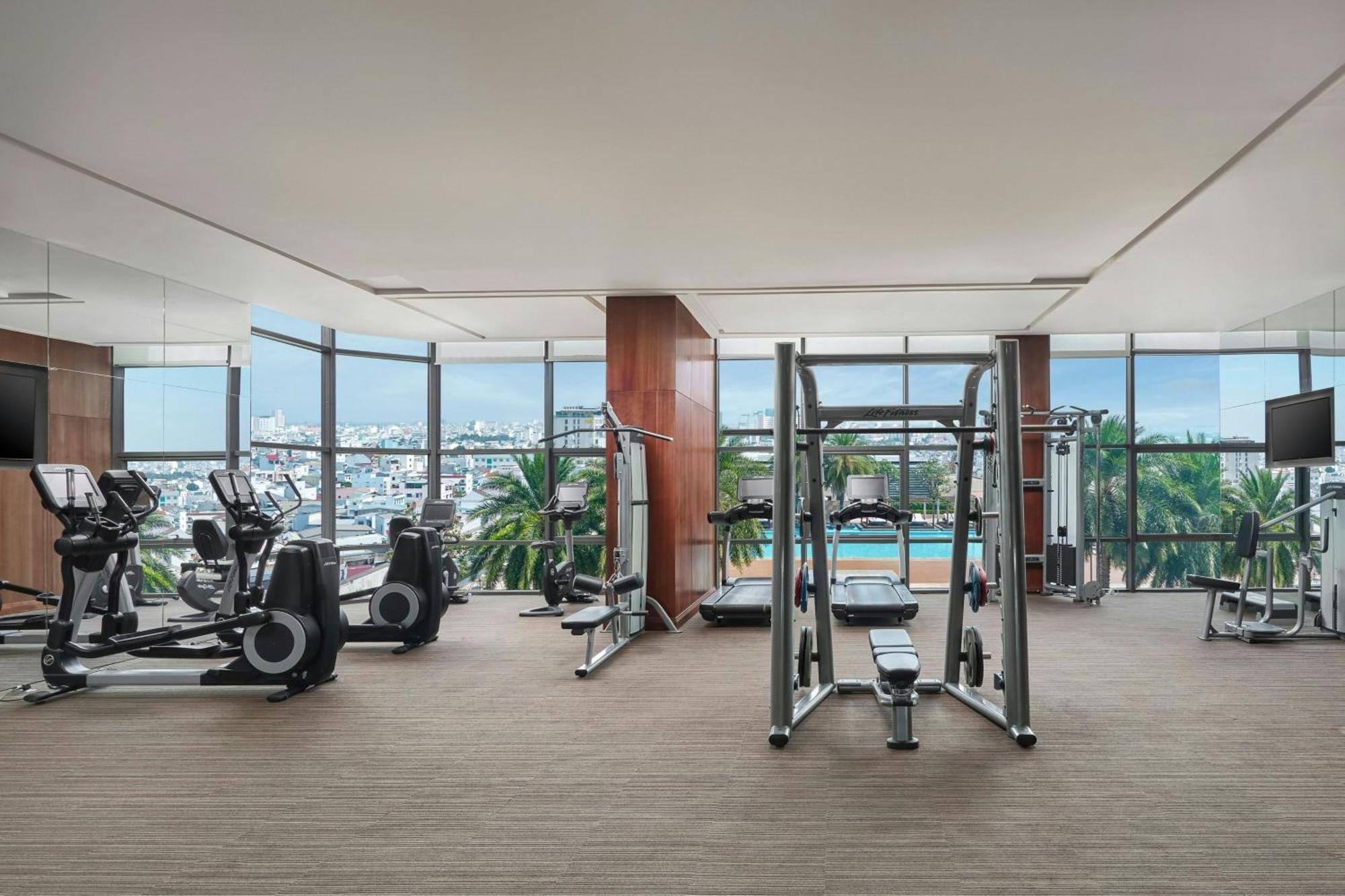 Sheraton Can Tho Bagian luar foto The gym at the hotel