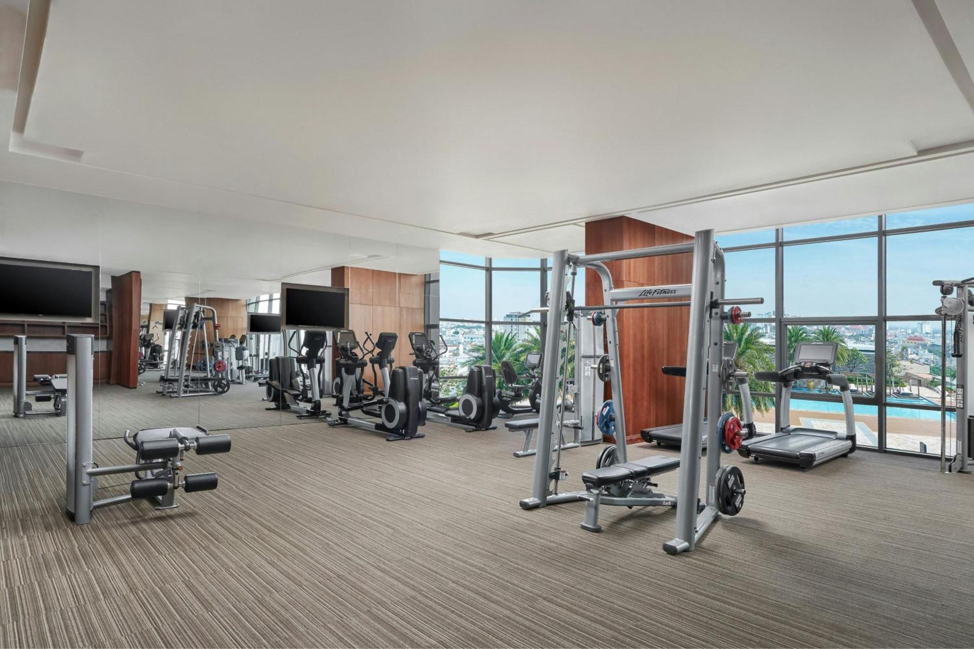 Sheraton Can Tho Bagian luar foto The gym at the hotel