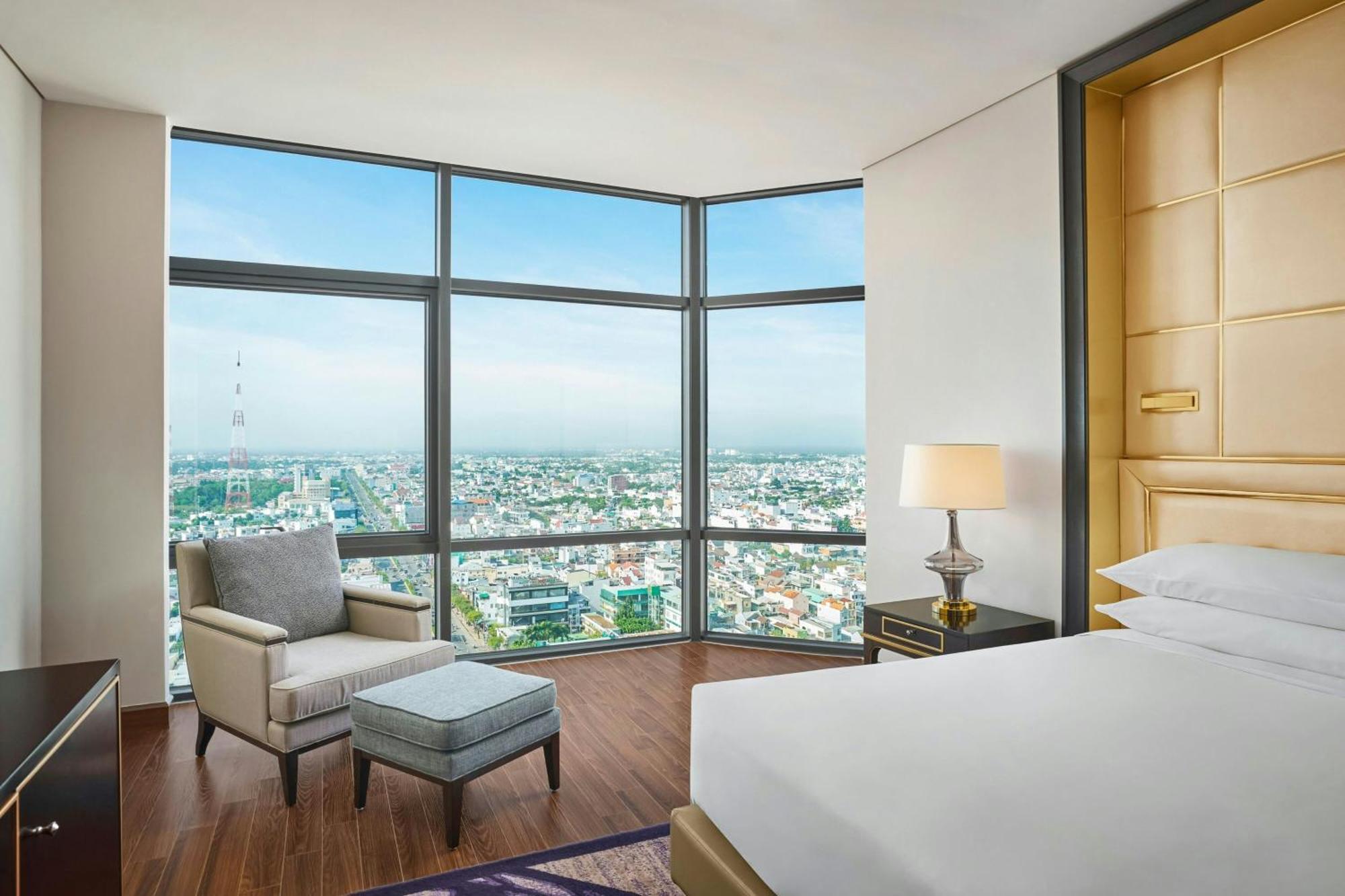 Sheraton Can Tho Bagian luar foto A bedroom at the hotel