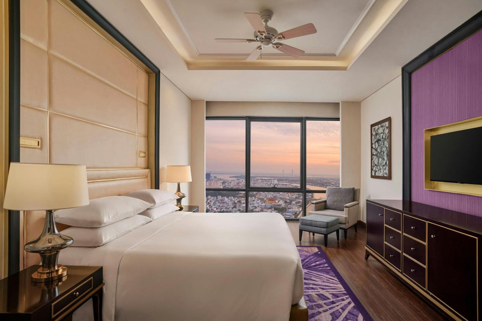 Sheraton Can Tho Bagian luar foto A bedroom at the hotel