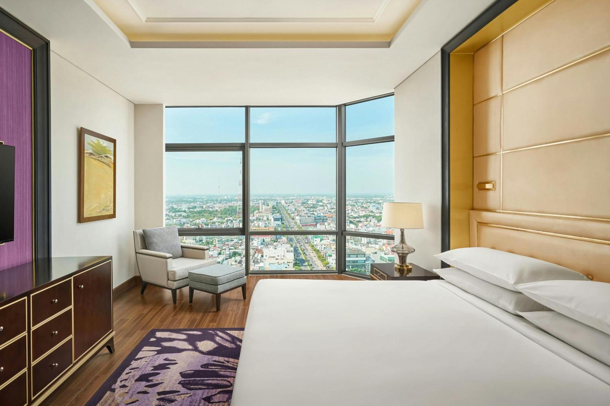 Sheraton Can Tho Bagian luar foto A bedroom at the hotel